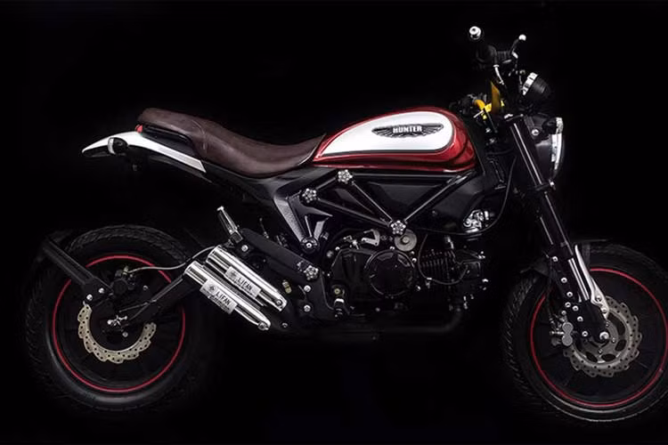 Hãng xe máy Trung Quốc Lifan đã chính thức trình làng mẫu xe môtô mang tên Hunter 125 tại thị trường Thái Lan. Điểm nhấn của mẫu xe Ducati Scrambler nhái mang tên Lifan Hunter 125 này đang "gây sốt" chính là thiết kế bên ngoài được làm "nhái" giống hệt như mẫu xe môtô đình đám của hãng xe Ý - Scrambler phiên bản Icon.