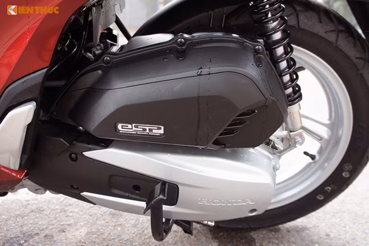 Trong số này, chịu tác động nhiều nhất chính là mẫu Honda Air Blade và Honda SH150 hoàn toàn mới. Honda SH150 phanh ABS cũng nằm trong diện điều chỉnh giá tính lệ phí trước bạ từ 90 triệu đồng lên 114 triệu đồng, tăng 24 triệu đồng. Phiên bản thấp hơn là Honda SH150 phanh CBS từ 82 triệu lên 101 triệu đồng, tăng 19 triệu đồng.