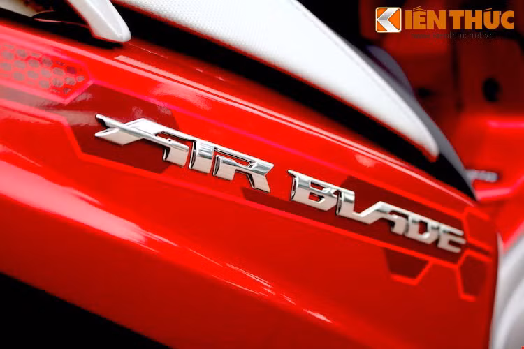 Ngoài ra, mẫu Air Blade còn bị tăng phí cấp biển số tại hai thành phố lớn là Hà Nội và TP HCM sẽ từ 2 triệu lên 4 triệu đồng do khung giá tính thuế trước bạ của mẫu xe này được điều chỉnh tăng từ dưới 40 triệu đồng (38 triệu đồng) lên trên 40 triệu đồng (45 triệu đồng).