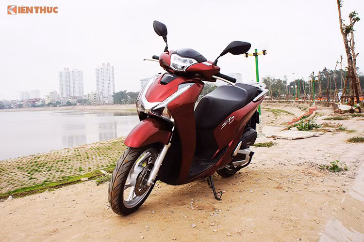 Theo Quyết định 942/QĐ-BTC sửa đổi, bổ sung danh mục bảng giá tính lệ phí trước bạ ôtô, xe máy do Bộ Tài chính ban hành ngày 24/5/2017, ngoài 3 mẫu xe máy nhập khẩu còn có 5 mẫu xe máy sản xuất lắp ráp trong nước nằm trong diện này sẽ “đội” giá. Đáng chú ý, có tới 4 mẫu xe máy tay ga Honda là Air Blade, SH150i, SH Mode và Vision.