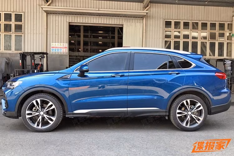 Mới đây, những hình ảnh về mẫu xe Huansu C60 nhái Lamborghini Urus ddã bất ngờ xuất hiện và lăn bánh ngoài đời thực. Qua đó, có thể thấy Huansu C60 này có thiết kế trung thành với hình ảnh phác họa trên máy tính từng được tung ra cách đây không lâu.