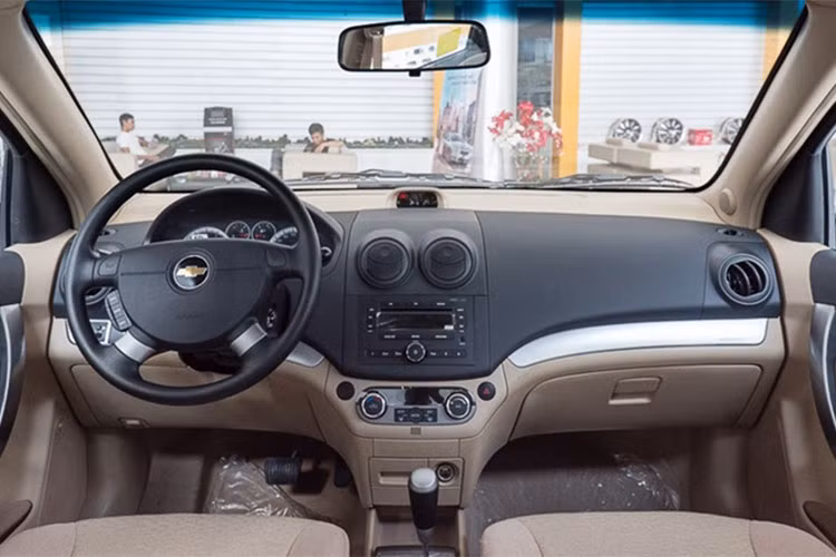 Xe có chiều dài tổng thể 4.310 mm, rộng 1.710 mm và cao 1.505 mm. Nội thất khá đơn giản với chất liệu nỉ, bảng điều khiển trung tâm gồm đầu CD 6 đĩa tương thích MP3. Điều hòa cơ. Ghế chỉnh cơ, gương chỉnh điện.