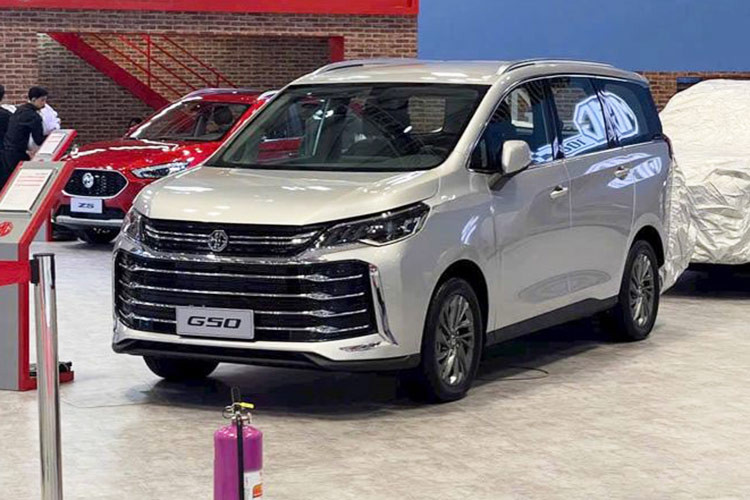 Từ đầu tháng 11/2024, một số đại lý MG đã thông báo nhận đặt cọc mẫu MPV G50. Theo thông tin từ một đại lý tại TP HCM, MG G50 2025 mới dự kiến sẽ chính thức mở bán tại Việt Nam sau Tết Nguyên đán Ất Tỵ 2025 với 3 phiên bản. 