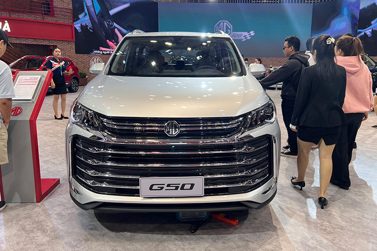 Mẫu xe này sở hữu kiểu dáng MPV truyền thống với đặc trưng là đuôi xe cao và vuông vắn giúp tối ưu hóa không gian. Thiết kế phần đầu xe của MG G50 gợi liên tưởng đến Toyota Alphard với điểm nhấn là lưới tản nhiệt lớn, chiếm gần hết diện tích phía trước.