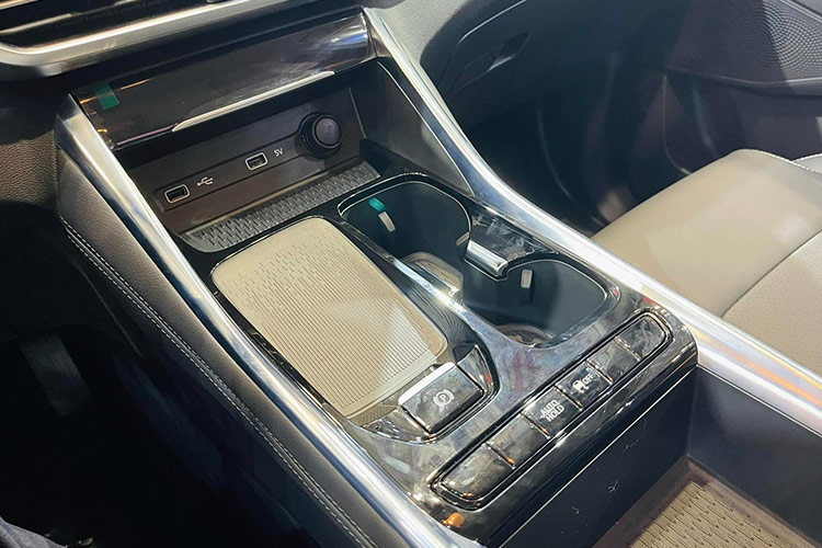 Đáng tiếc là trang bị an toàn của xe khá cơ bản với 4 túi khí, hệ thống cân bằng điện tử, kiểm soát hành trình, cảnh báo áp suất lốp, cảm biến lùi, camera lùi và hỗ trợ khởi hành ngang dốc. Xe không có các tính năng an toàn chủ động ADAS như GAC M6 Pro và Toyota Innova Cross.