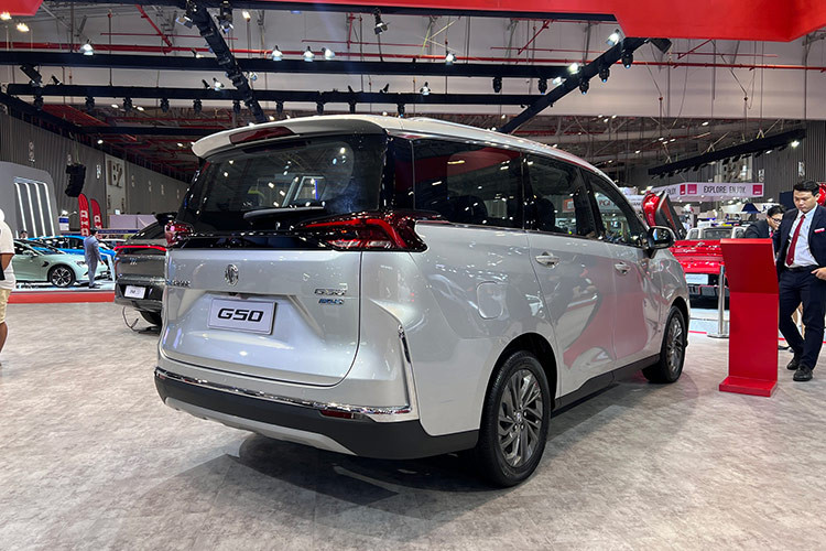 Mức giá xe MG G50 2025 tại Việt Nam dự kiến khoảng 520 triệu đồng. Ngoài ra, nhân viên bán hàng còn cho biết xe về đợt đầu tại Việt Nam có số lượng giới hạn chỉ 300 chiếc. G50 thuộc phân khúc MPV bình dân cỡ trung với số đo dài x rộng x cao là 4.825 x 1.825 x 1.800 mm, cùng chiều dài cơ sở lên đến 2.800 mm.