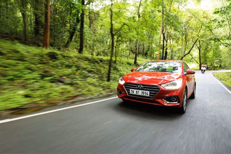 Bản sử dụng động cơ 1.4 lít của mẫu sedan Hyundai Verna phiên bản 2018 này sẽ bao gồm 2 phiên bản nhỏ là E và EX (cùng chung động cơ nhưng khác một số tuỳ chọn), có giá bán khởi điểm khá hấp dẫn, chỉ từ 729.000 INR tại thị trường Ấn Độ (tương đương 260 triệu đồng).