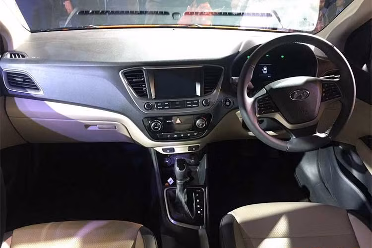 Ở bên trong nội thất, Verna thừa hưởng thiết kế của những mẫu Hyundai thế hệ mới trong thời gian gần đây như i20 hay Elantra. Phiên bản cao cấp của xe cũng được trang bị khá hấp dẫn với hệ thống thông tin giải trí màn hình cảm ứng 7 inch, kết nối smartphone qua Android Auto hay Apple CarPlay, điều khiển bằng giọng nói và điều hòa tự động.