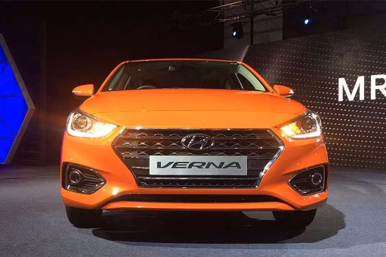 Hyundai Verna (hay còn được gọi là mẫu xe sedan Hyundai Accent) chính thức ra mắt thị trường hồi tháng 2/2017. Thời điểm đó, mẫu sedan này được Hyundai phân phối với cả thảy 4 phiên bản gồm E, EX, SX và SX (O), đều sử dụng động cơ dung tích 1.6 lít, sản sinh công suất 132 mã lực cùng mô-men xoắn 161 Nm, đi kèm hộp số 6 cấp.