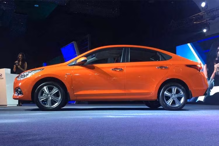 Để tăng thêm tính đa dang, phục vụ nhiều đối tượng khách hàng hơn, mới đây Hyundai đã bổ sung thêm tùy chọn động cơ mới cho Verna tại Ấn Độ với động cơ dung tích 1.4 lít loại Kappa Mpi, cho công suất 99 mã lực tại 6.000 vòng/phút và mô-men xoắn 132 Nm tại 4.000 vòng/phút. Động cơ này sẽ xuất hiện trên 2 phiên bản gồm E và EX.