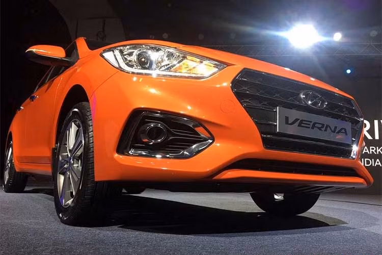 Hyundai Verna bản 2018 hiện đang được phân phối thuộc thế hệ thứ 5. So với những đời trước đó, xe được cách tân nhiều với diện mạo thể thao, bắt mắt thừa hưởng từ “người anh em” Elantra. Xe có kích thước chiều dài x chiều rộng x chiều cao lần lượt là 4.385mm x 1.729mm x 1.450mm cùng chiều dài cơ sở 2.580mm.