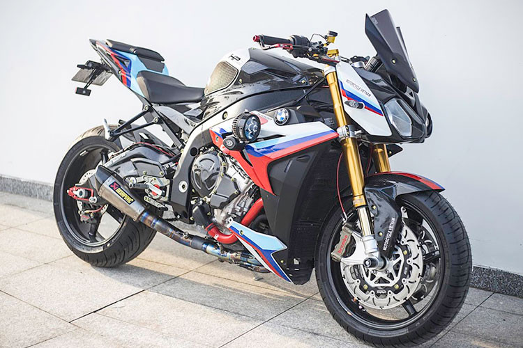 Bên cạnh mục đích độ đẹp và nhẹ, theo chia sẻ của chủ nhân chiếc xe thì sau khi hoàn thiện, chiếc S1000RR khi ở số 1 vặn ga hoàn toàn có thể bị lộn ngược ra sau, đủ để hiểu độ mạnh mẽ của chiếc xe như thế nào.