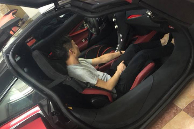 Siêu xe 720S sở hữu thiết kế hoàn toàn mới nhưng vẫn mang nét đặc trưng của thương hiệu McLaren. Cản trước làm từ sợi carbon, đèn pha tích hợp dải LED định vị, nắp ca-pô được làm thấp hơn phần vòm bánh xe. Cửa mở ngược tương tự 650S, mâm xe 5 chấu kép, cụm đèn hậu dạng LED tạo hình cong mềm mại như trên 570S.