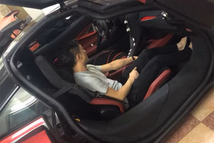 Siêu xe 720S sở hữu thiết kế hoàn toàn mới nhưng vẫn mang nét đặc trưng của thương hiệu McLaren. Cản trước làm từ sợi carbon, đèn pha tích hợp dải LED định vị, nắp ca-pô được làm thấp hơn phần vòm bánh xe. Cửa mở ngược tương tự 650S, mâm xe 5 chấu kép, cụm đèn hậu dạng LED tạo hình cong mềm mại như trên 570S.