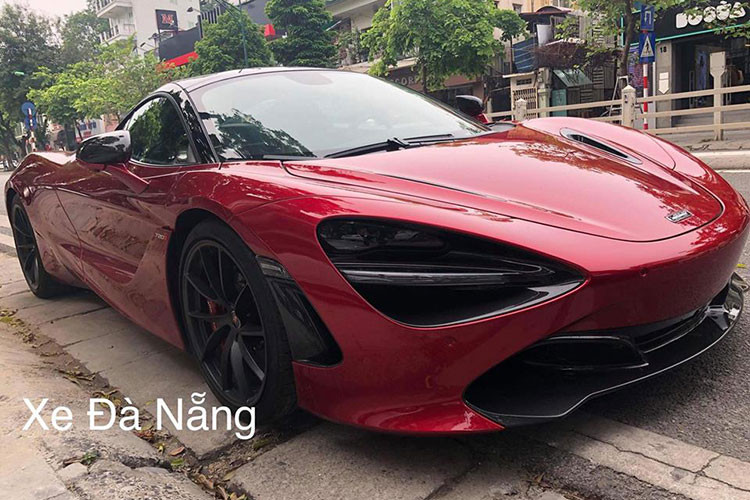 Trước đó, cộng đồng mạng lại từng có dịp xôn xao khi đại gia siêu xe Cường Đô la bay ra Hà Nội để xem chiếc siêu xe McLaren 720S màu đỏ Memphis. Thậm chí, vài ngày sau đó, xuất hiện trong đoạn livestream của bạn gái là Đàm Thu Trang trên mạng xã hội, doanh nhân phố núi nửa đùa nửa thật mình đã tậu McLaren 720S.