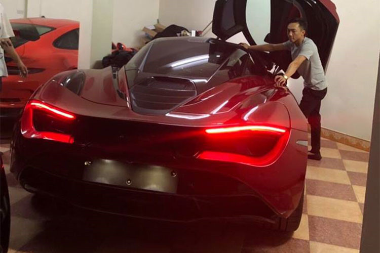 Tại thị trường Mỹ, giá siêu xe McLaren 720S xuất xưởng lên tới 291.564 USD. Theo giới kinh doanh xe nhập, nếu đóng thuế đầy đủ, giá trị của siêu xe này sau khi ra biển trắng tại Việt Nam có thể lên tới trên 22 tỷ đồng. Rất có thể, sau lần xuất hiện này, McLaren 720S "màu độc" này sẽ được đưa về "làm dâu" và sớm lăn bánh tại TP HCM.
