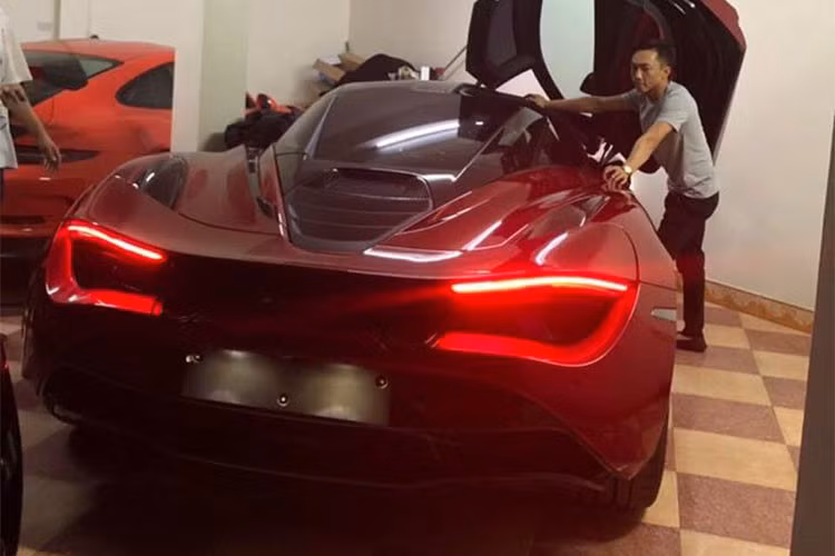 Tại thị trường Mỹ, giá siêu xe McLaren 720S xuất xưởng lên tới 291.564 USD. Theo giới kinh doanh xe nhập, nếu đóng thuế đầy đủ, giá trị của siêu xe này sau khi ra biển trắng tại Việt Nam có thể lên tới trên 22 tỷ đồng. Rất có thể, sau lần xuất hiện này, McLaren 720S "màu độc" này sẽ được đưa về "làm dâu" và sớm lăn bánh tại TP HCM.