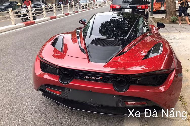 Được biết, người điều khiển siêu xe McLaren 720S màu đỏ trên đường phố Hà Nội vào chiều qua từng là trưởng đoàn của hành trình Car &amp; Passion 2018. Như vậy, phải sau gần 2 tháng "đập thùng" tại cảng Hải Phòng, McLaren 720S thứ 2 tại Việt Nam mới lăn bánh trên đường phố.