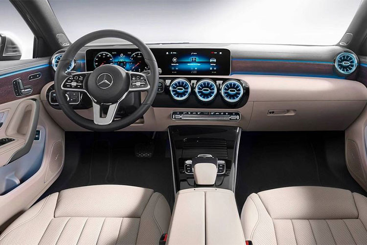 Bên trong, sedan A-Class sở hữu nhiều công nghệ mới. Trong đó có hệ thống thông tin giải trí được lấy từ dòng hatchback A-Class. Nổi bật trên xe là 2 màn hình cỡ lớn ở cụm đồng hồ và khu điều khiển trung tâm.