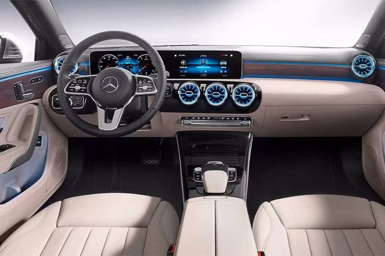 Bên trong, sedan A-Class sở hữu nhiều công nghệ mới. Trong đó có hệ thống thông tin giải trí được lấy từ dòng hatchback A-Class. Nổi bật trên xe là 2 màn hình cỡ lớn ở cụm đồng hồ và khu điều khiển trung tâm.