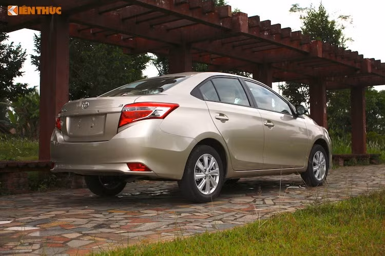 Hiện mẫu xe Vios được bán ra tại thị trường Việt Nam với 4 phiên bản lựa chọn, có giá công bố dao động từ 564-644 triệu đồng. Trong đó, phiên bản Toyota Vios TRD 2017 vừa ra mắt vào cuối tháng 6 vừa qua có giá công bố 644 triệu đồng. Khách hàng mua xe ôtô Toyota Vios trong tháng 7 này sẽ nhận ưu đãi quà tặng bảo hiểm cùng giảm giá từ đại lý.