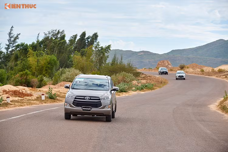 Innova 2016 là một bước tiến lớn của Toyota, không chỉ bởi mới mà còn những thay đổi đáng kể trên xe. Thoải mái và sang trọng hơn ở nội thất, to lớn, hoàn thiện cao và đẹp hơn từ bên ngoài. Bên cạnh đó, cỗ máy cũng được hoàn thiện đáng kể. Mức giá của Innova 2016 bản 2.0E là 793 triệu đồng, 2.0G là 859 triệu đồng và 2.0V là 995 triệu đồng.