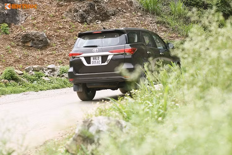 Toyota Fortuner 2017 có 3 mức giá bán, tương ứng với 3 phiên bản khác nhau. Bản G 4x2 có giá 981 triệu đồng. Bản V 4x2 giá 1,149 tỷ đồng. Và bản V 4x4 là 1,308 tỷ đồng. Xe được nhập khẩu trực tiếp từ thị trường Indonesia. Tại thị trường ôtô Việt, xe có 5 màu chính là: trắng, đen, xám đậm, bạc và nâu mới. Lượng tiêu thụ kỳ vọng của Toyota Việt Nam với Fortuner thế hệ mới khá khiêm tốn, chỉ 1.000 xe/tháng.