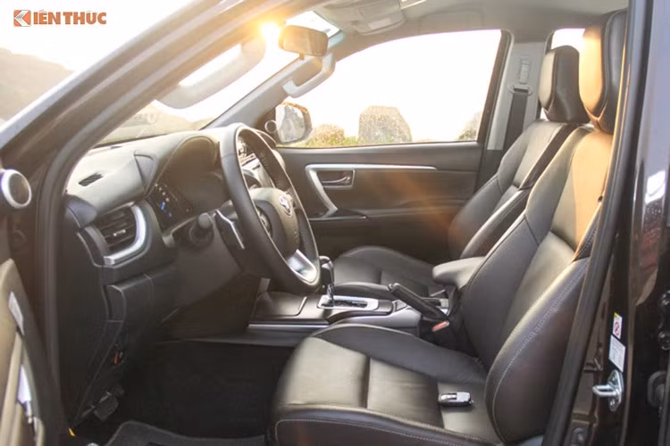 Fortuner 2017 được trang bị động cơ xăng 2TR-FE 4 xi-lanh thẳng hàng, 16 van, DOHC, VVT-i, dung tích 2.7L. Công suất cực đại 164 mã lực tại vòng tua 5.200 vòng/phút. Mô-men xoắn cực đại đạt 245 Nm tại vòng tua 4000 vòng/phút. Trong khi đó hệ thống động cơ dầu 2GD-FTV 2.4L sản sinh công suất 148 mã lực tại 3.400 vòng/phút, mô-men xoắn cực đại 400 Nm tại 1.600 – 2.000 vòng/phút. Đi kèm hộp số sàn và tự động 6 cấp.