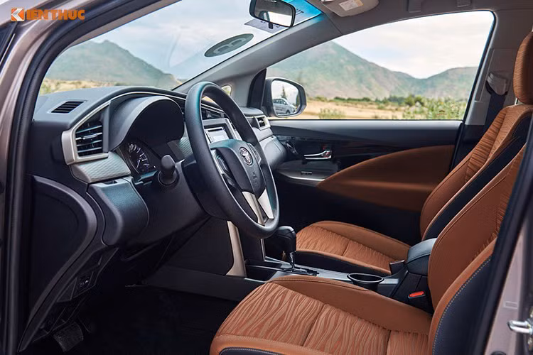 Trên mẫu xe Innova mới, nó đã được Toyota nâng cấp mạnh mẽ: tăng tỷ số nén từ 9,8 lên 10,4; hệ thống điều phối van biến thiên thông minh kép Dual VVT-i, giảm khối lượng cơ cấu phối khí, giảm ma sát hoạt động trong động cơ. Đi cùng với đó, hộp số tự động 6 cấp mới có khả năng thay đổi tỷ số truyền mượt mà, phù hợp hơn với tốc độ, đi cùng chế độ lái thể thao lần đầu được trang bị.