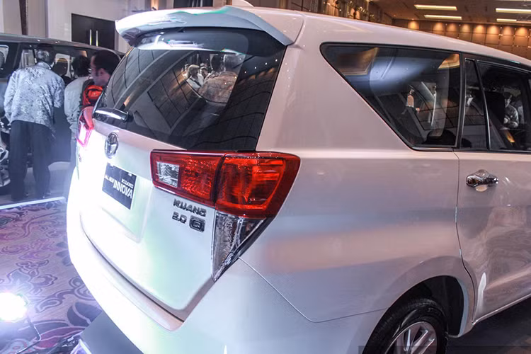 Ở phần đuôi, thiết kế của Innova 2016 đã được lột xác hơn nhiều với những đường nét hiện đại, cao cấp hơn và phù hợp với ngôn ngữ thiết kế mới của Toyota so với những phiên bản trước đây. Cụm đèn hậu thiết kế góc cạnh, cân đối với phần đầu xe.