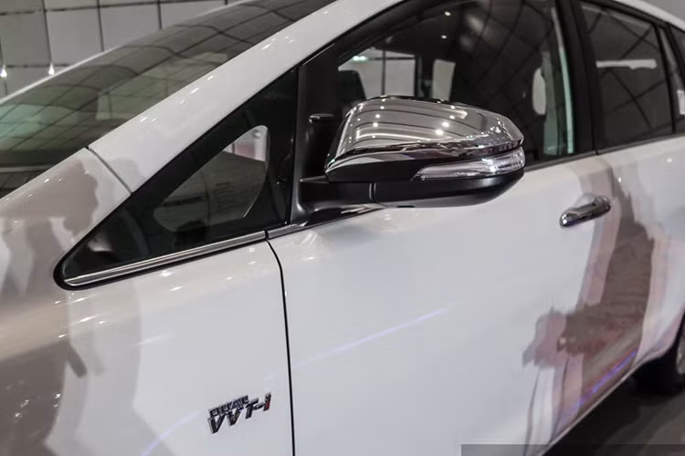 Innova mới được thay đổi về kiểu dáng, công nghệ, được xây dựng trên nền tảng của khung gầm chiếc bán tải Toyota Hilux 2016 và Fortuner thế hệ mới. Xe có kích thước dài x rộng x cao tương đương 4.375 (mm) x 1.830 (mm) x 1.795 (mm) và chiều dài cơ sở lên tới 2.750 (mm).