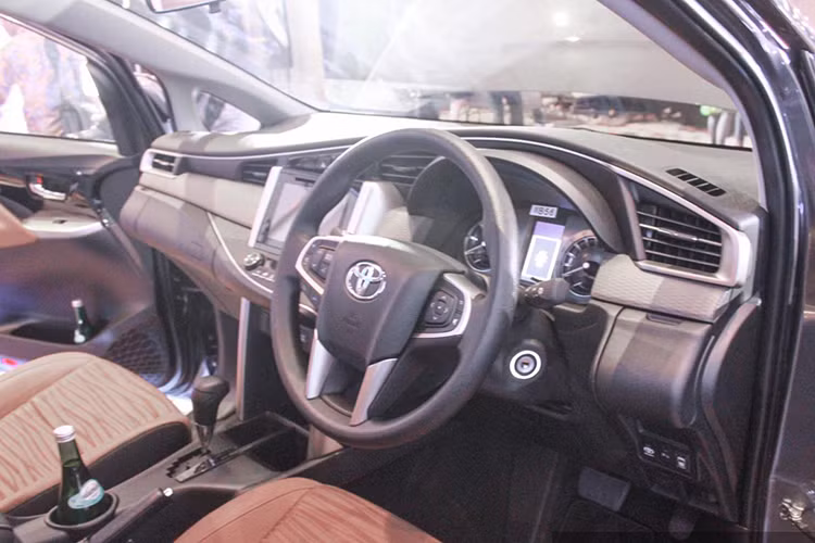 Bên trong nội thất của xe, tất cả các ghế ngồi đều được bọc nỉ cao cấp sọc ngang sang trọng và bắt mắt hơn. Một số chi tiết được làm mới giúp tăng vẻ sang trọng cho xe như vô lăng, bảng táp lô, cửa sau, khay đựng đồ...