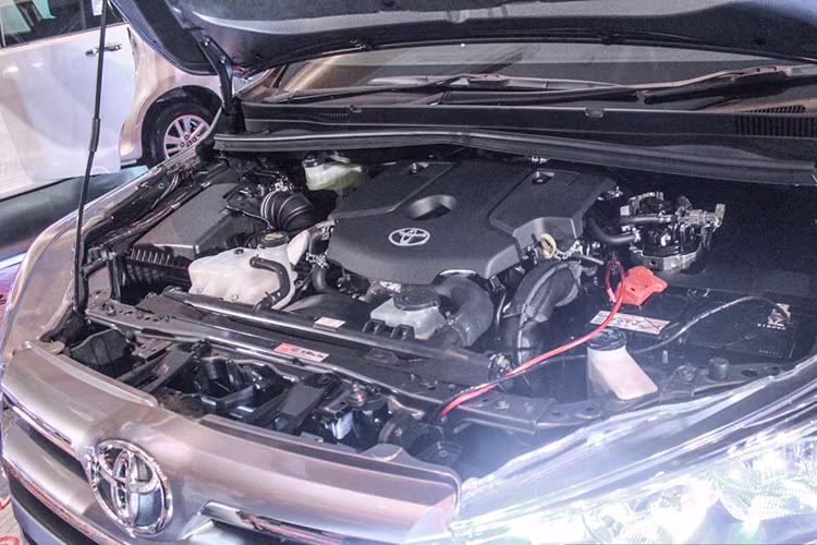 Tại Ấn Độ, Toyota Innova Kijang cung cấp 3 phiên bản máy xăng gồm G, V và Z. Phiên bản G tuỳ chọn 7 hoặc 8 chỗ, hộp số sàn 5 cấp hoặc 6 cấp tự động. Màn hình hiển thị thông tin giải trí tiêu chuẩn, hệ thống âm thanh 4 loa và trang bị 3 túi khí.