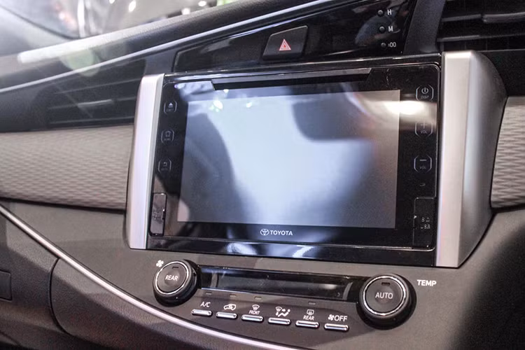 Một số trang bị đáng chú ý khác trên Toyota Innova mới như màn hình cảm ứng 8 inch với hệ thống Miracast, cổng HDMI, đèn pha LED với dải đèn LED ban ngày, 7 túi khí, hệ thống cân bằng điện tử và hỗ trợ khởi hành ngang dốc...