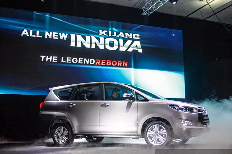 Ra mắt tại Ấn Độ, Toyota Innova 2016 có tên gọi khác tại thị trường này là Innova Kijang. Mẫu MPV thế hệ mới giới thiệu sẽ có 2 tuỳ chọn động cơ xăng và dầu. Nhưng do chính phủ Ấn Độ cấm động cơ diesel trên 2 lít nên Toyota chỉ cung cấp bản động cơ xăng cho Innova Kijang. 