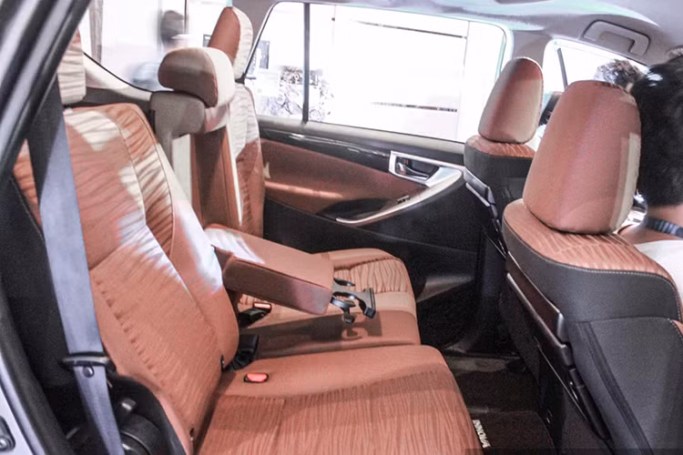 Bên cạnh đó để tăng sự tiện nghi, cả ba hàng ghế trên xe đều có cửa gió điều hòa, thậm chí tại bảng điều khiển trung tâm còn có nút điều khiển hệ thống đèn LED trong xe như trên phiên bản cao cấp nhất của Innova.