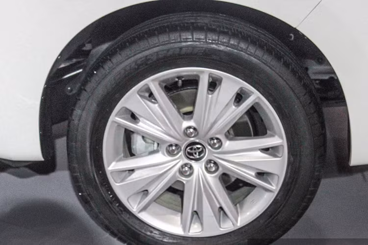 Nhằm hướng dòng xe này đến với khách hàng cao cấp hơn chứ không phải một dòng xe gia đình giá rẻ, bản như trước nữa. Trên phiên bản Innova mới này, cụm la zăng được thiết kế cách điệu trên 4 bánh xe dạng hợp kim 17 inch kiểu 5 chấu kép.