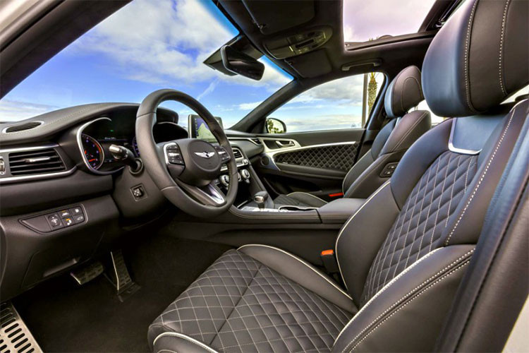 Tiếp theo là bản G70 Prestige 2.0T thuộc phân khúc cao cấp hơn với ghế ngồi bằng da Nappa, ghế sau có chức năng sưởi, màn hình head-up hiển thị thông tin trên gương, sạc smartphone không dây và camera 360 độ. 