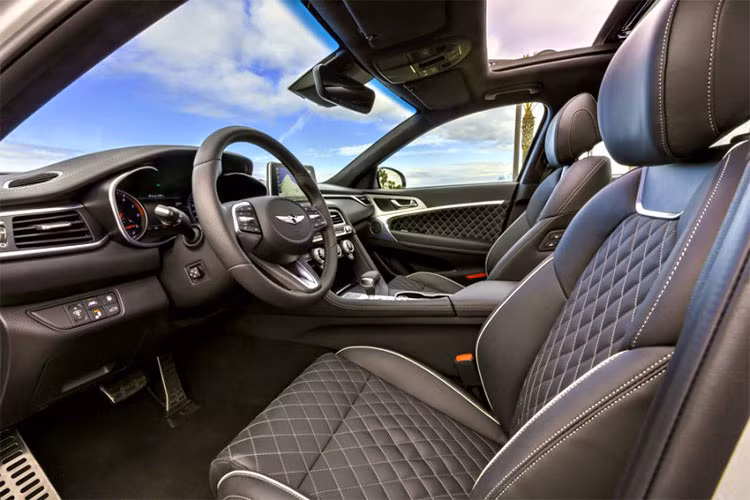 Tiếp theo là bản G70 Prestige 2.0T thuộc phân khúc cao cấp hơn với ghế ngồi bằng da Nappa, ghế sau có chức năng sưởi, màn hình head-up hiển thị thông tin trên gương, sạc smartphone không dây và camera 360 độ. 