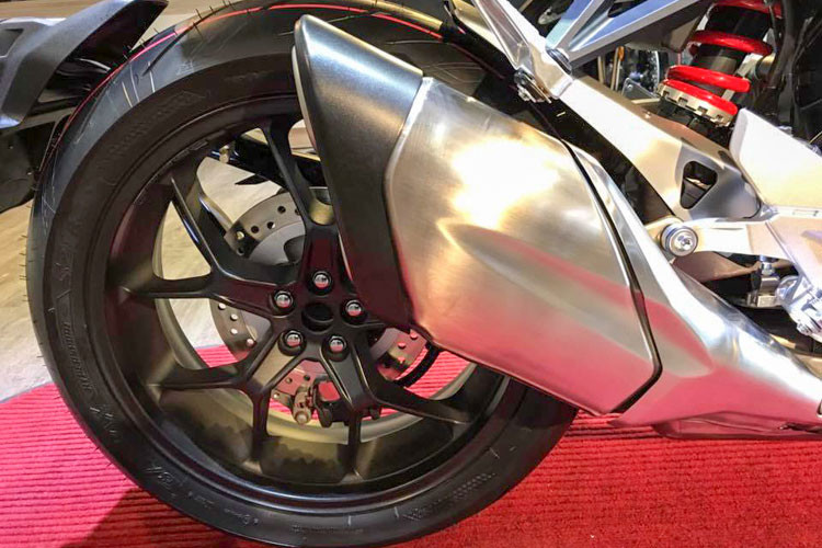 Phía trước của xe được trang bị phuộc thương hiệu Showa, trong khi giảm xóc đơn monoshock phía sau có thể điều chỉnh hoàn toàn. Mâm xe kích thước 17 inch. Lốp trước 120/70 và 190/55 đối với lốp sau. Bánh trước dùng phanh đĩa đôi 310 mm, và 256 mm đối với bánh sau. Cả 2 bánh đều có hệ thống chống bó cứng phanh ABS.