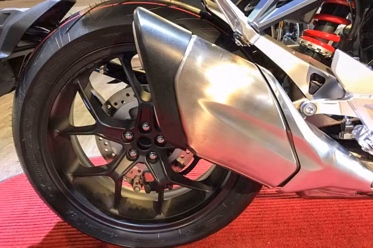 Phía trước của xe được trang bị phuộc thương hiệu Showa, trong khi giảm xóc đơn monoshock phía sau có thể điều chỉnh hoàn toàn. Mâm xe kích thước 17 inch. Lốp trước 120/70 và 190/55 đối với lốp sau. Bánh trước dùng phanh đĩa đôi 310 mm, và 256 mm đối với bánh sau. Cả 2 bánh đều có hệ thống chống bó cứng phanh ABS.