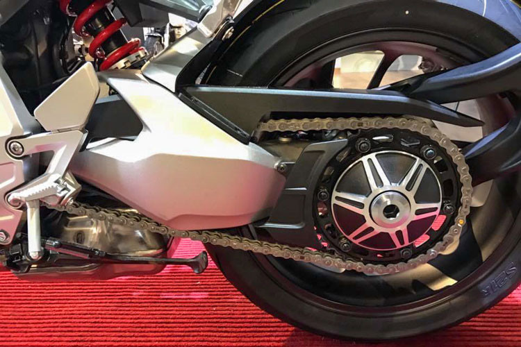 Mẫu xe môtô CB1000R 2018 được Honda đầu tư thay đổi một loạt các nâng cấp về khung gầm, động cơ và các công nghệ tối tân. Thế hệ mới thay đổi phong cách, tăng hiệu suất và nhắm tới việc bổ sung cho phân khúc super naked đang ngày một phát triển dù kiểu dáng hiền hòa hơn so với thế hệ hiện hành.