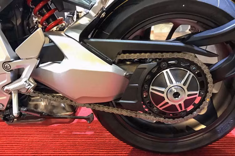 Mẫu xe môtô CB1000R 2018 được Honda đầu tư thay đổi một loạt các nâng cấp về khung gầm, động cơ và các công nghệ tối tân. Thế hệ mới thay đổi phong cách, tăng hiệu suất và nhắm tới việc bổ sung cho phân khúc super naked đang ngày một phát triển dù kiểu dáng hiền hòa hơn so với thế hệ hiện hành.