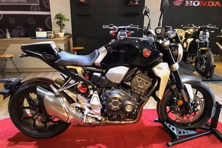 Honda CB1000R phiên bản 2018 sử dụng động cơ 4 xy-lanh, DOHC, dung tích 998 cc, cho công suất 145 mã lực tại vòng tua 10.500 vòng/phút và mô-men xoắn 104 Nm tại vòng tua 8.250 vòng/phút. Hộp số 6 cấp. Cấu trúc động cơ của Honda CB1000R 2018 thừa hưởng từ mẫu sportbike CB1000RR, nhưng có một số thay đổi.