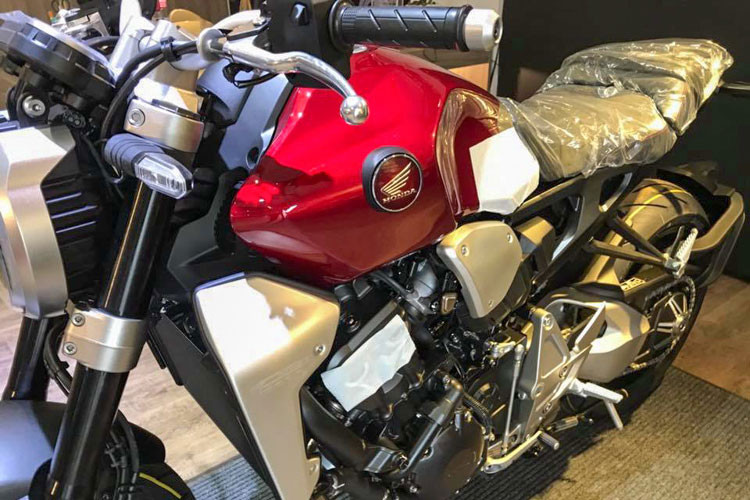 CB1000R 2018 được xem là phiên bản thương mại của concept Neo Sports Cafe từng ra mắt trước đây. Xe sở hữu những đường nét cơ bản đầy tinh hoa cùng lớp sơn đầy cá tính mạnh mẽ. Đáng chú ý là việc tay lái ngang thấp hơn so với đời cũ, cụm đồng hồ màn hình màu điện tử hoàn toàn, các nút bấm trên xe thiết kế đơn giản, dễ sử dụng.