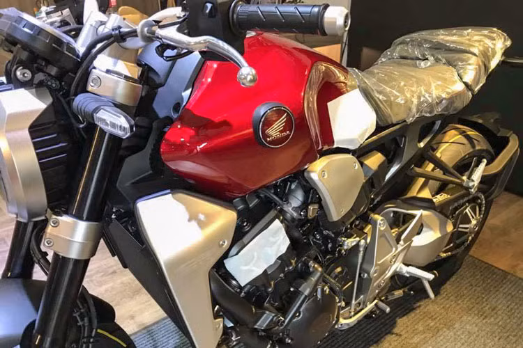 CB1000R 2018 được xem là phiên bản thương mại của concept Neo Sports Cafe từng ra mắt trước đây. Xe sở hữu những đường nét cơ bản đầy tinh hoa cùng lớp sơn đầy cá tính mạnh mẽ. Đáng chú ý là việc tay lái ngang thấp hơn so với đời cũ, cụm đồng hồ màn hình màu điện tử hoàn toàn, các nút bấm trên xe thiết kế đơn giản, dễ sử dụng.