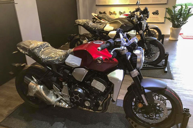 So với phiên bản tiêu chuẩn đang được phân phối chính hãng tại Việt Nam, Honda CB1000R Plus 2018 được trang bị full optionp khác với bản thường ở một số chi tiết như; ốp chắn gió, vè trước có viền nhôm, vè con nhôm, sưởi ấm tay lái, hỗ trợ sang số nhanh QuickShift, yên solo, lưới bảo vệ két nước... còn lại không thay đổi nhiều.