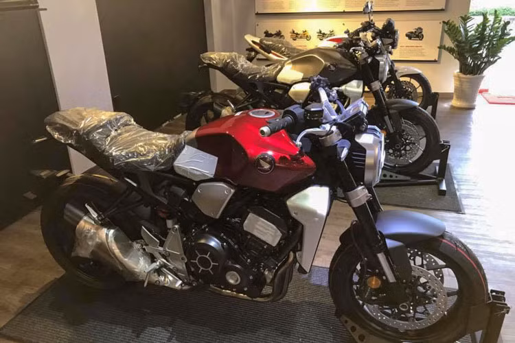 So với phiên bản tiêu chuẩn đang được phân phối chính hãng tại Việt Nam, Honda CB1000R Plus 2018 được trang bị full optionp khác với bản thường ở một số chi tiết như; ốp chắn gió, vè trước có viền nhôm, vè con nhôm, sưởi ấm tay lái, hỗ trợ sang số nhanh QuickShift, yên solo, lưới bảo vệ két nước... còn lại không thay đổi nhiều.