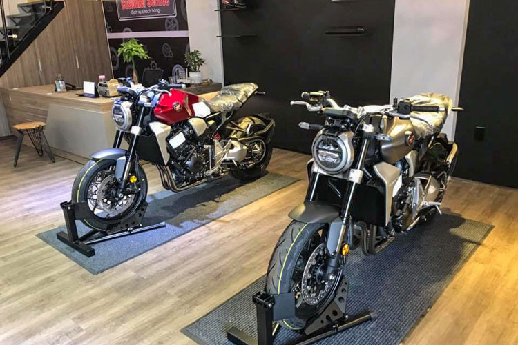  Honda CB1000R Plus 2018 phiên bản cao cấp chưa có thông tin sẽ được phân phối chính hãng từ phía Honda Việt Nam. Tuy nhiên, mẫu xe này mới đây đã được một showroom tư nhân tại Đà Nẵng nhập khẩu về từ Ý với đủ các bản và mầu sắc khác nhau cho khách hàng lựa chọn.