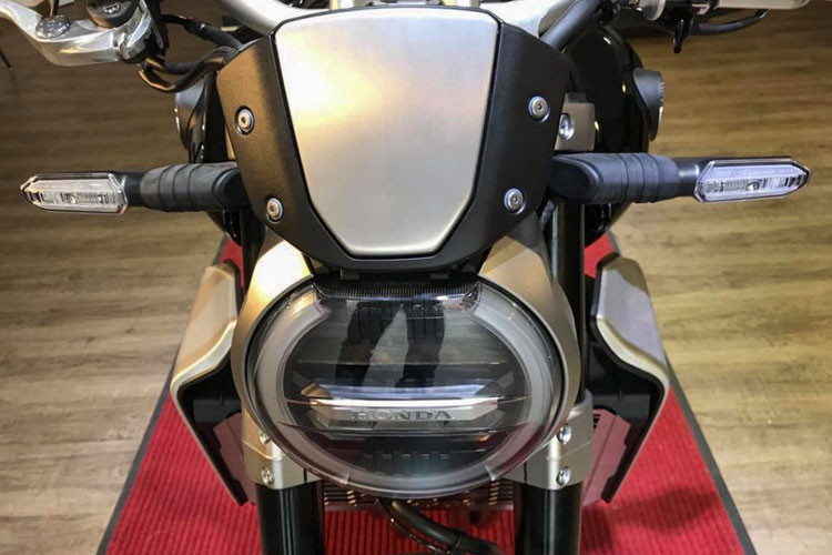 Phía trước xe vẫn sử dụng đèn pha tròn, dùng công nghệ chiếu sáng LED. CB1000R là một trong những mẫu xe mở đầu cho mục đích tạo sự khác biệt về kiểu dáng xe môtô của các thương hiệu Nhật Bản. Có thể kể đến các mẫu xe như Z900RS của Kawasaki và XSR900 của Yamaha cũng đã sử dụng công nghệ chiếu sáng mới này.